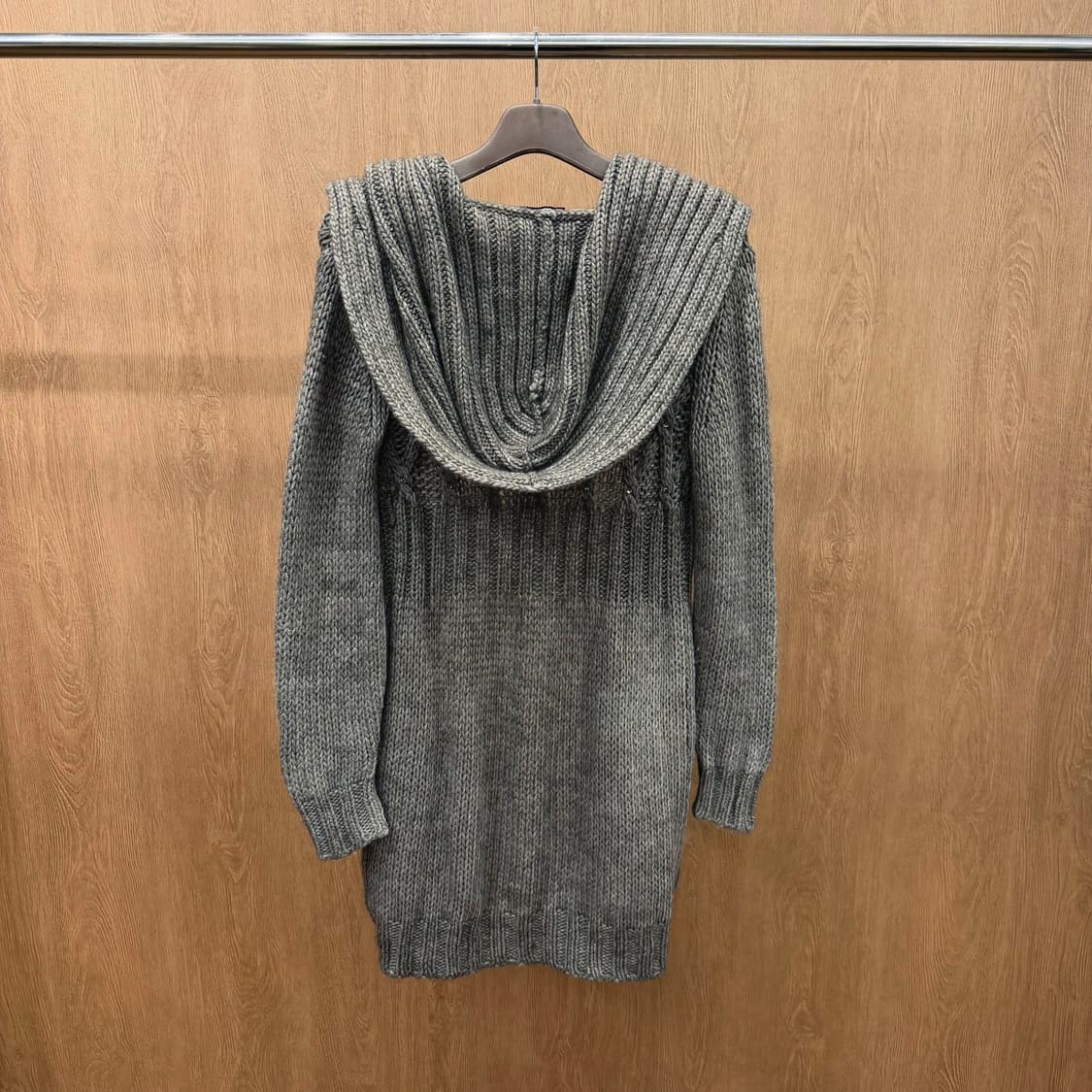 막스앤코 케이블 니트 오픈 롱 가디건 와이드 카울 후드 큐빅 장식 그레이 상품이미지3