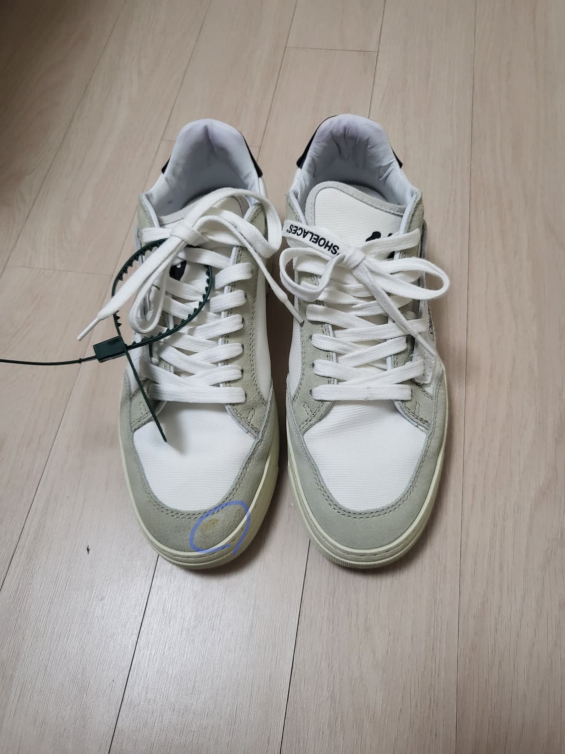 오프화이트 스니커즈 240 상품이미지2