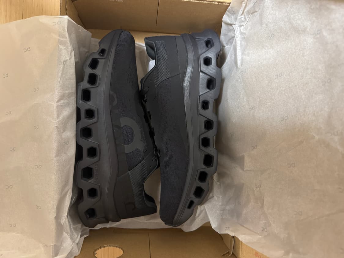 클라우드몬스터 올블랙 us9.5 새제품 상품이미지1