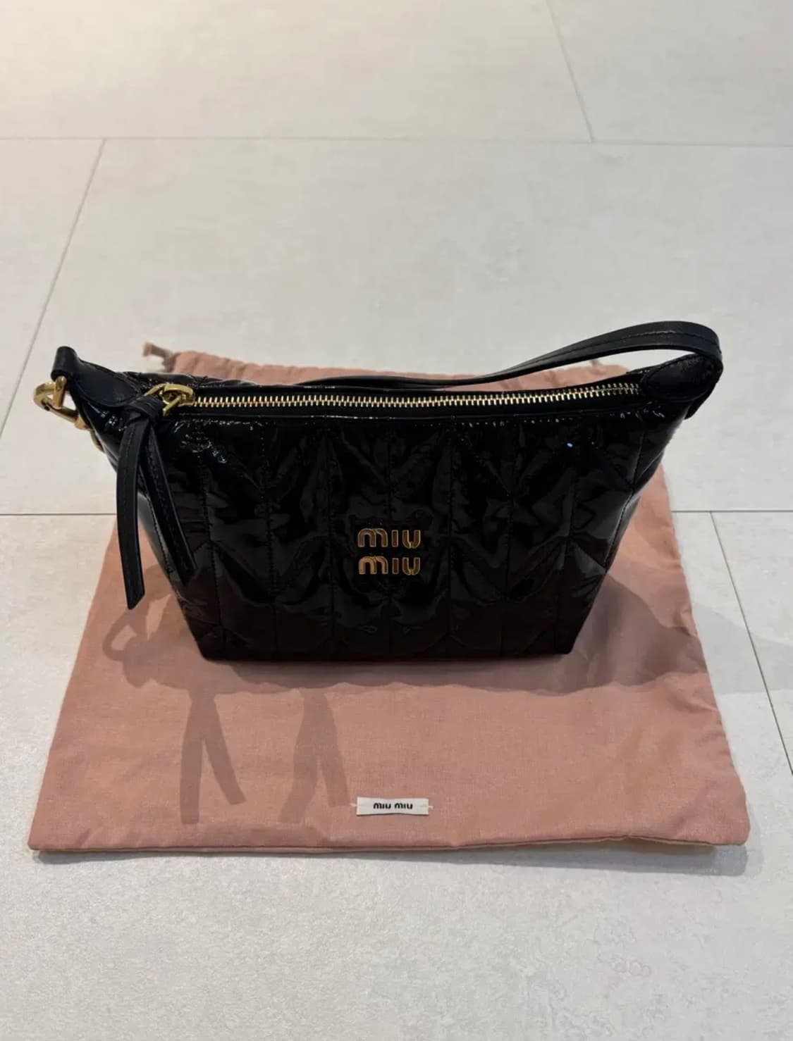 미우미우 스피릿 마테라쎄 페이던트 레더 미니백 블랙 상품이미지3