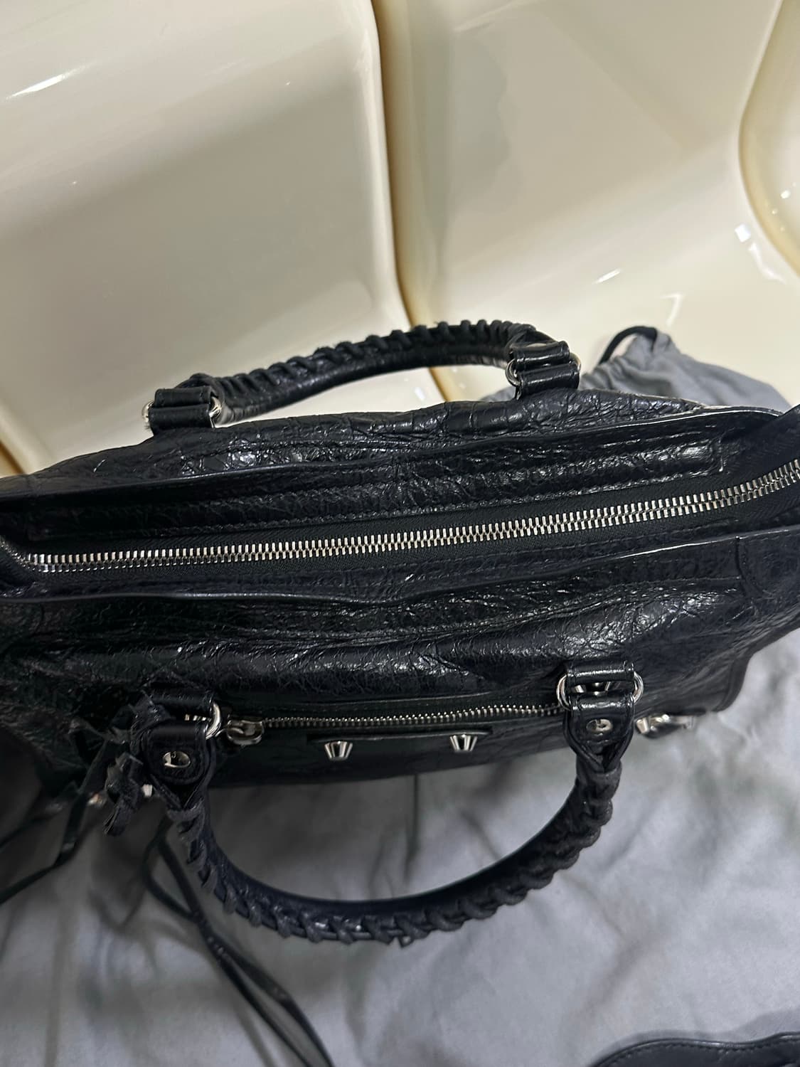 [A+ 정품] 발렌시아가 로고스트랩 시티 모터백 스몰 블랙 상품이미지6