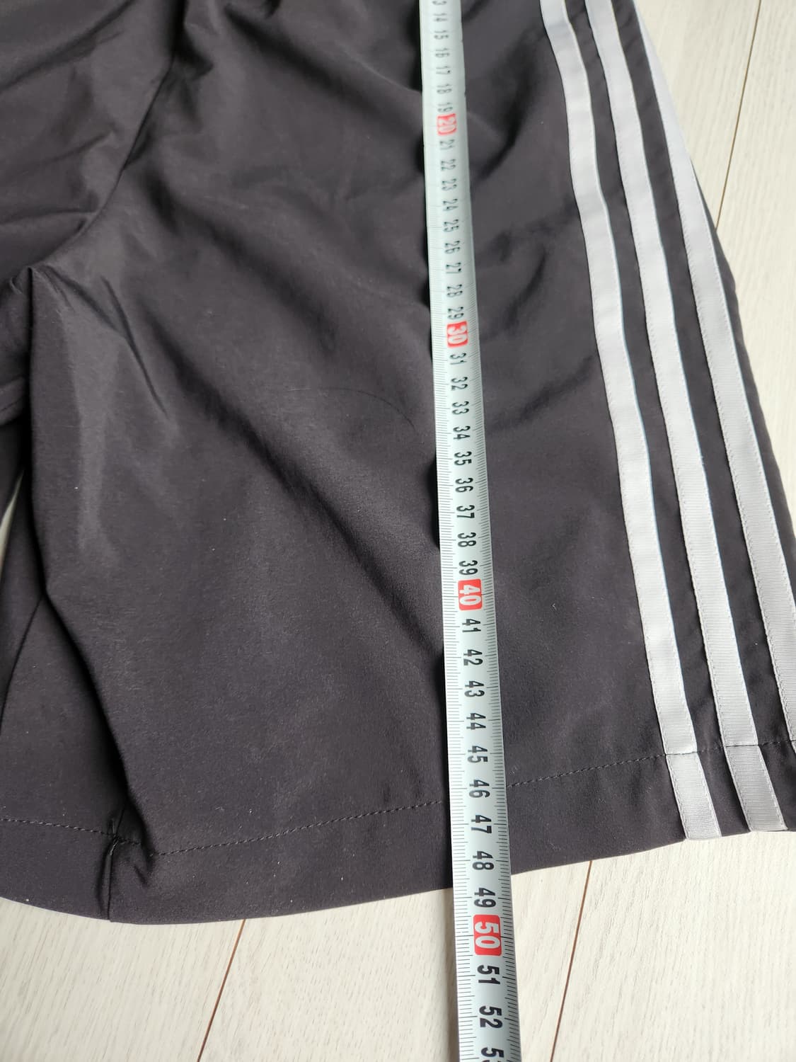 새상품급)아디다스 쇼트 러닝반바지 사이즈S

블랙이라 실제로보면 잘안보이 상품이미지6