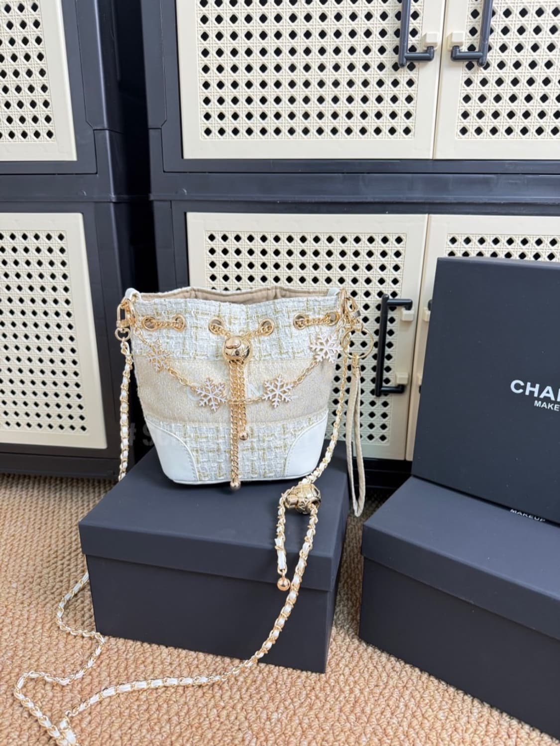 샤넬 홀리데이 화이트 트위드 골드 버킷백 무료배송 상품이미지7