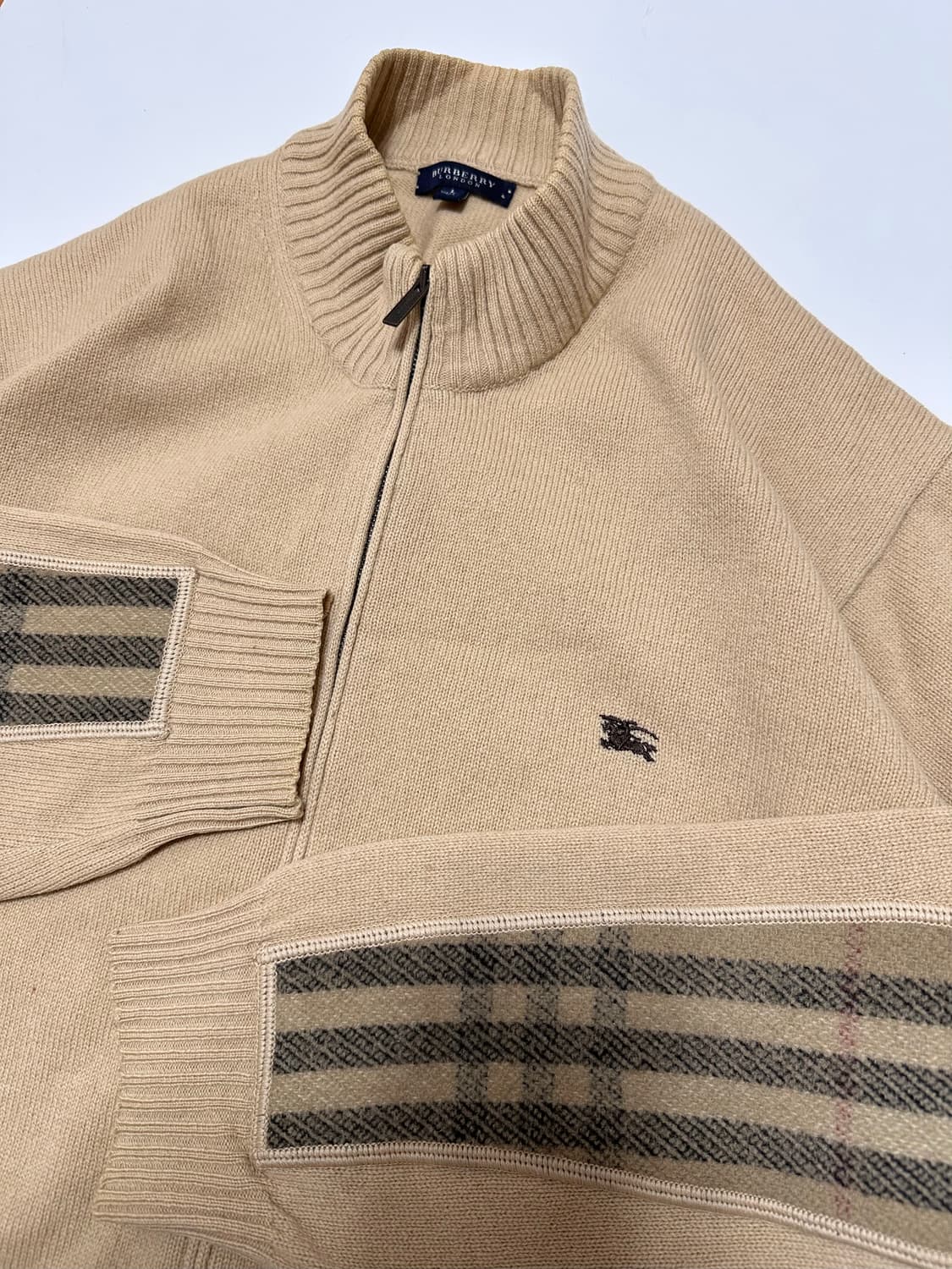 버버리 기마로고 베이지 니트집업 상품이미지4