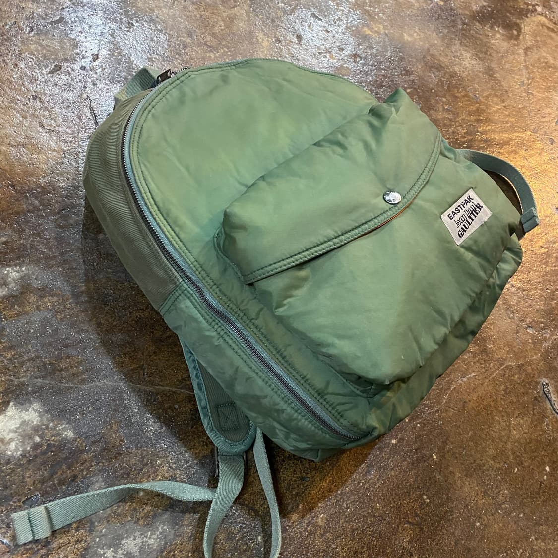 이스트팩 x 장폴고티에 백팩 카키 상품이미지4