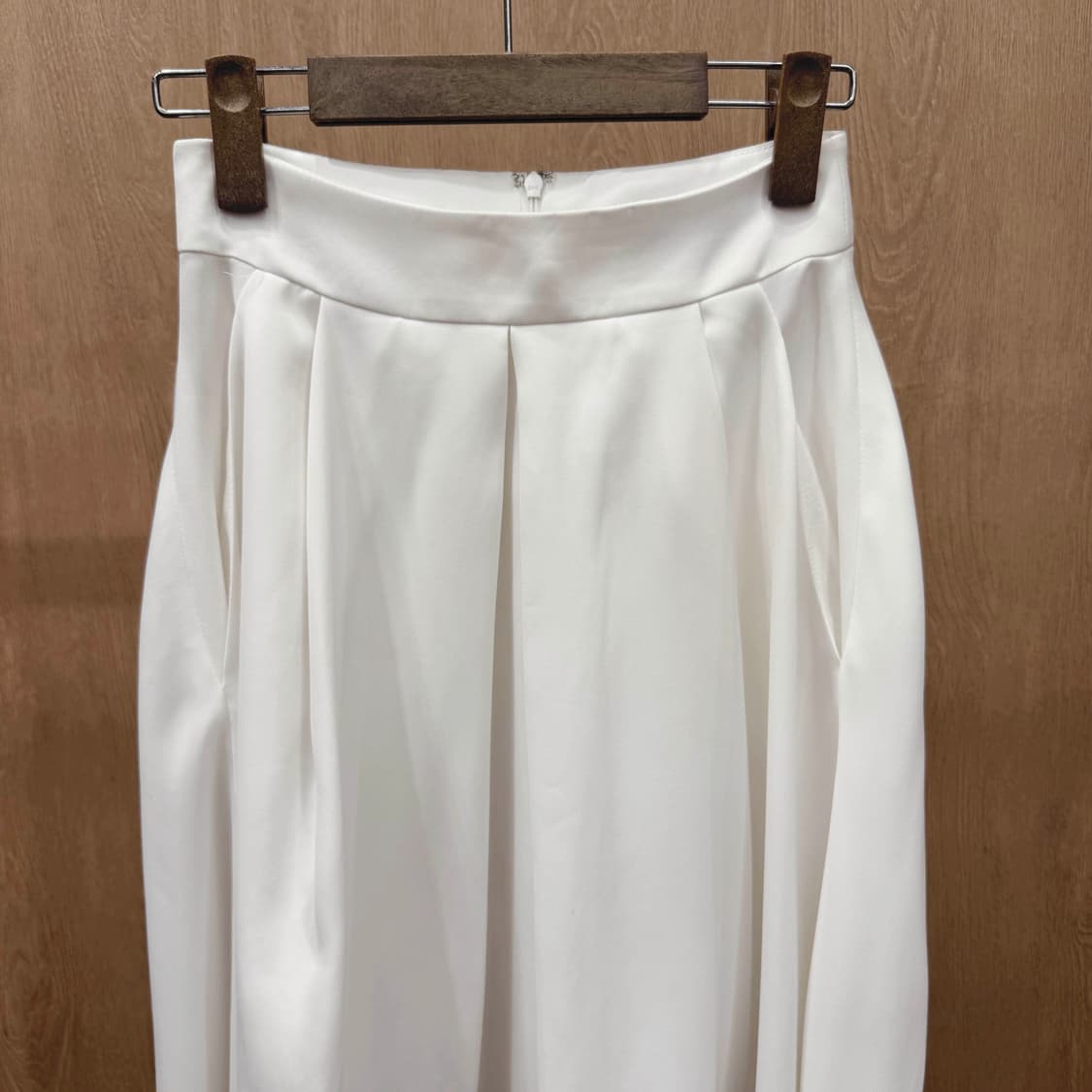 비이커 플레어 미디 스커트 핀턱 디테일 A라인 데일리 아이보리 상품이미지4