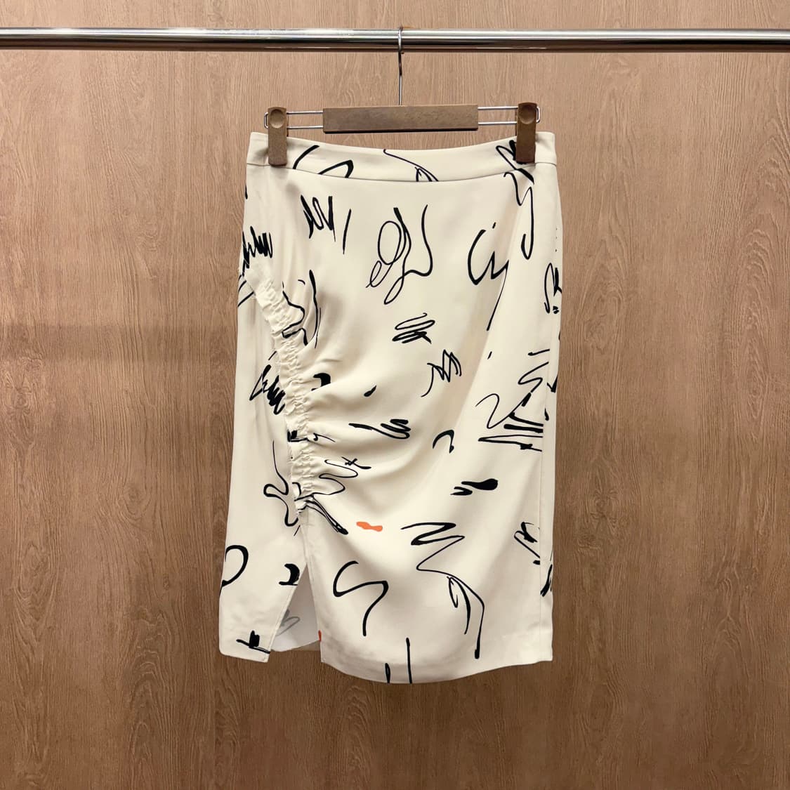 주느세콰 미디 스커트 아트 드로잉 프린트 패턴 셔링 슬릿 디테일 아이보리 상품이미지2