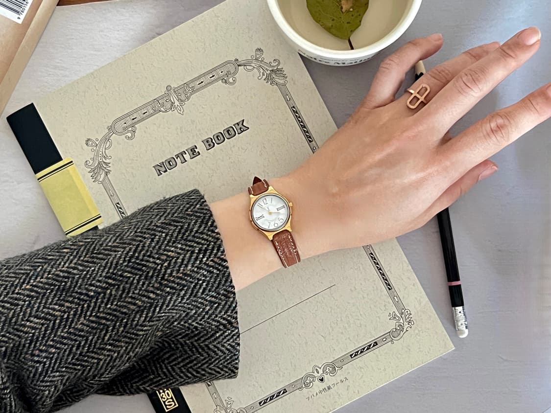 Saint Laurent  옐로우 골드 라운드 생로랑 시계  상품이미지10