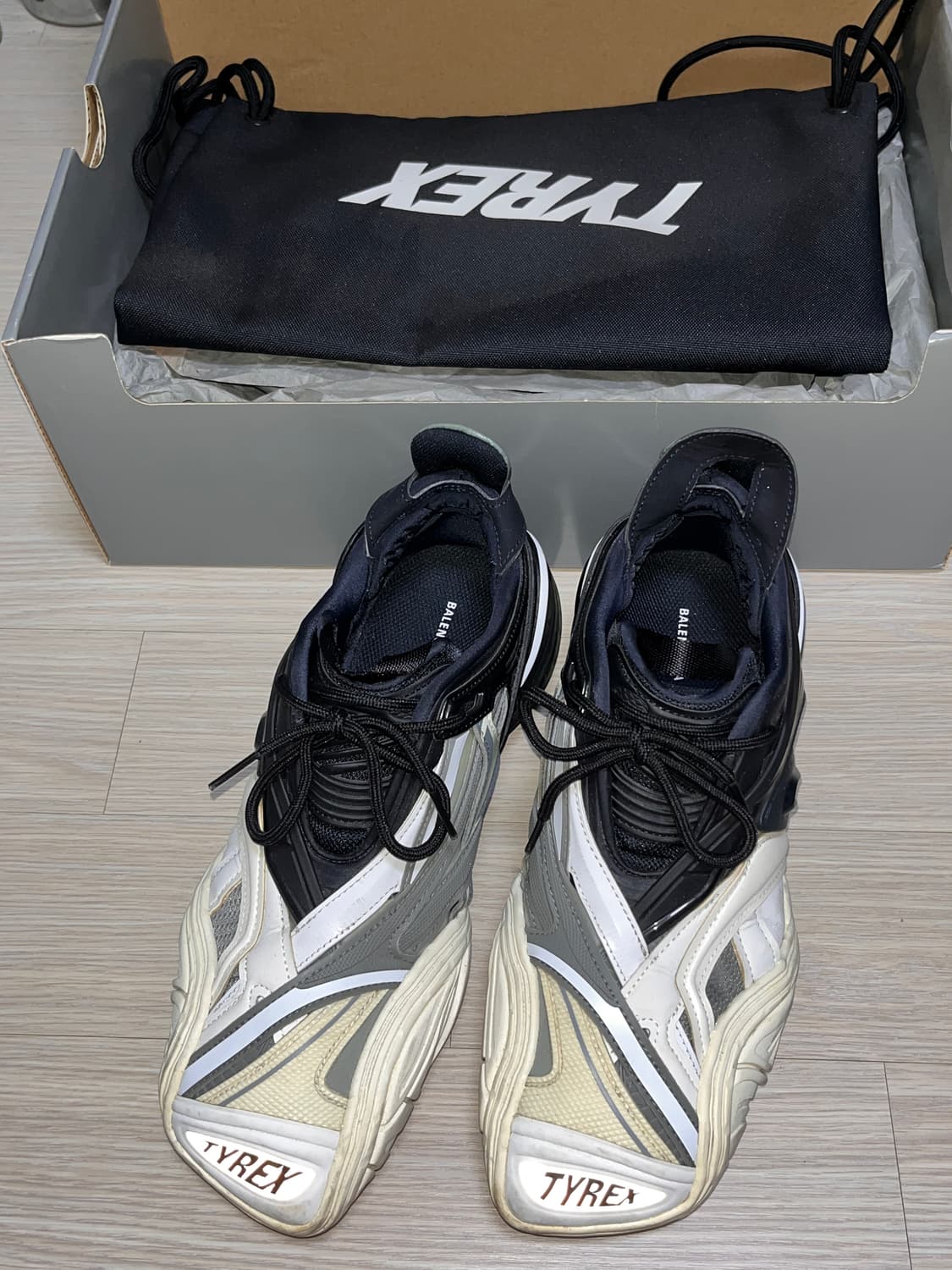 발렌시아가 TYREX 타이렉스 블랙/화이트 40 상품이미지1