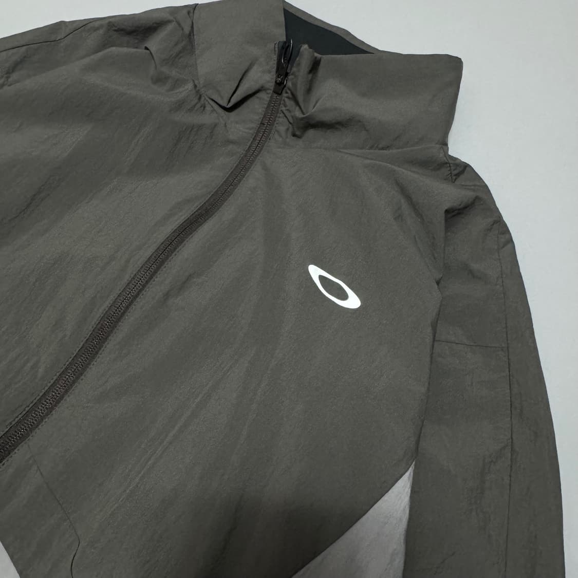 오클리(OAKLEY) 차콜 그레이 컬러블록 테크 하이넥 윈드브레이커 상품이미지4