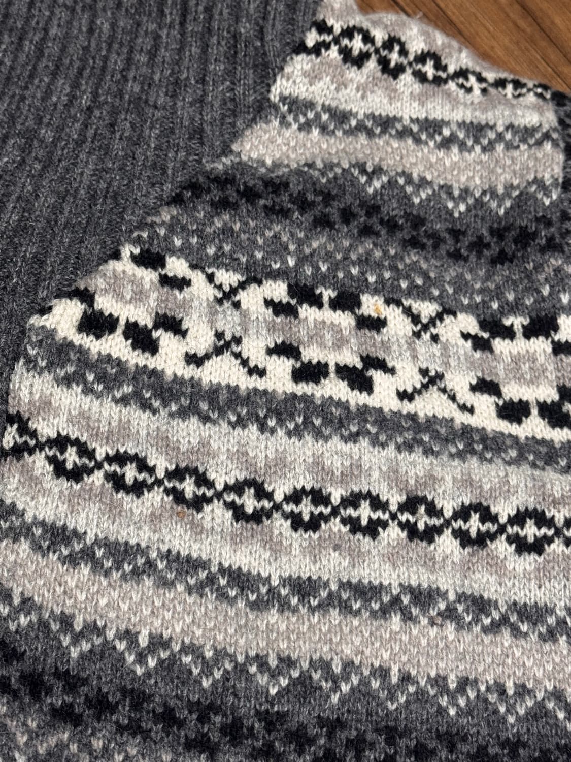 [L] 백 넘버 숄 카라 기하학 패턴 니트 가디건 상품이미지4