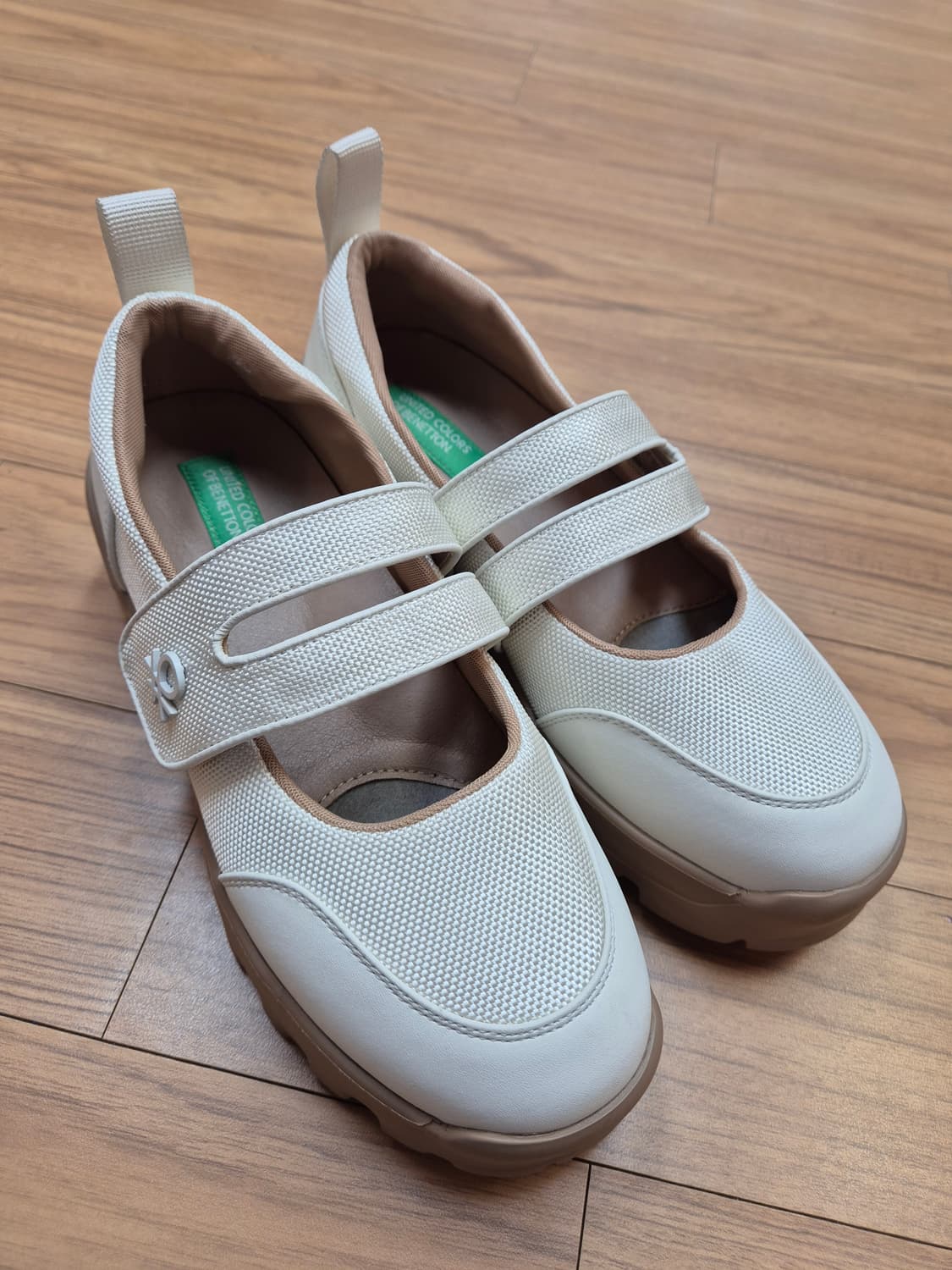 베네통 아이보리 색상 메리제인 단화 240mm입니다. 캐주얼한 디자인이라 상품이미지2