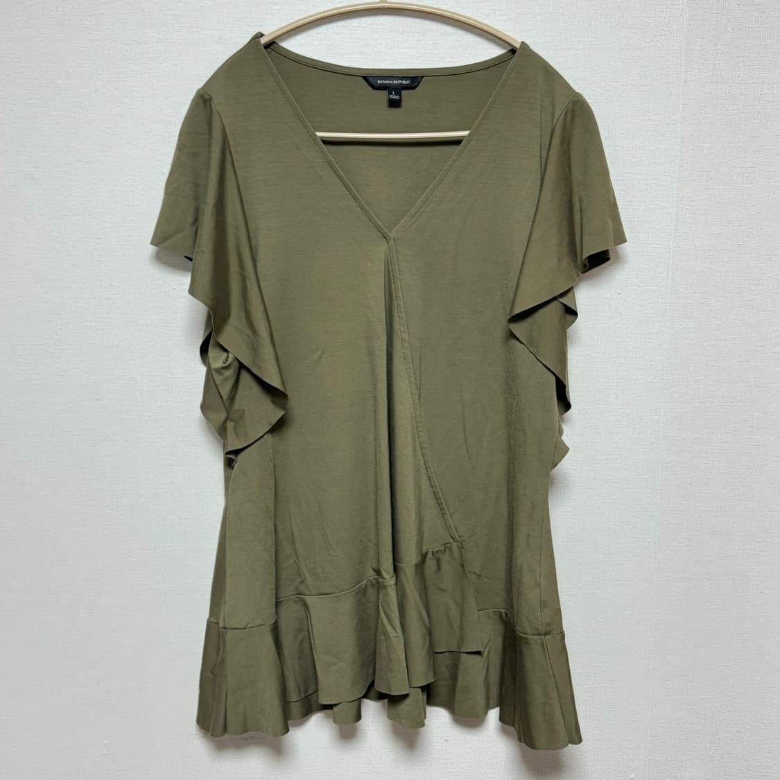 바나나리퍼블릭 카키색 프릴 블라우스 상품이미지1