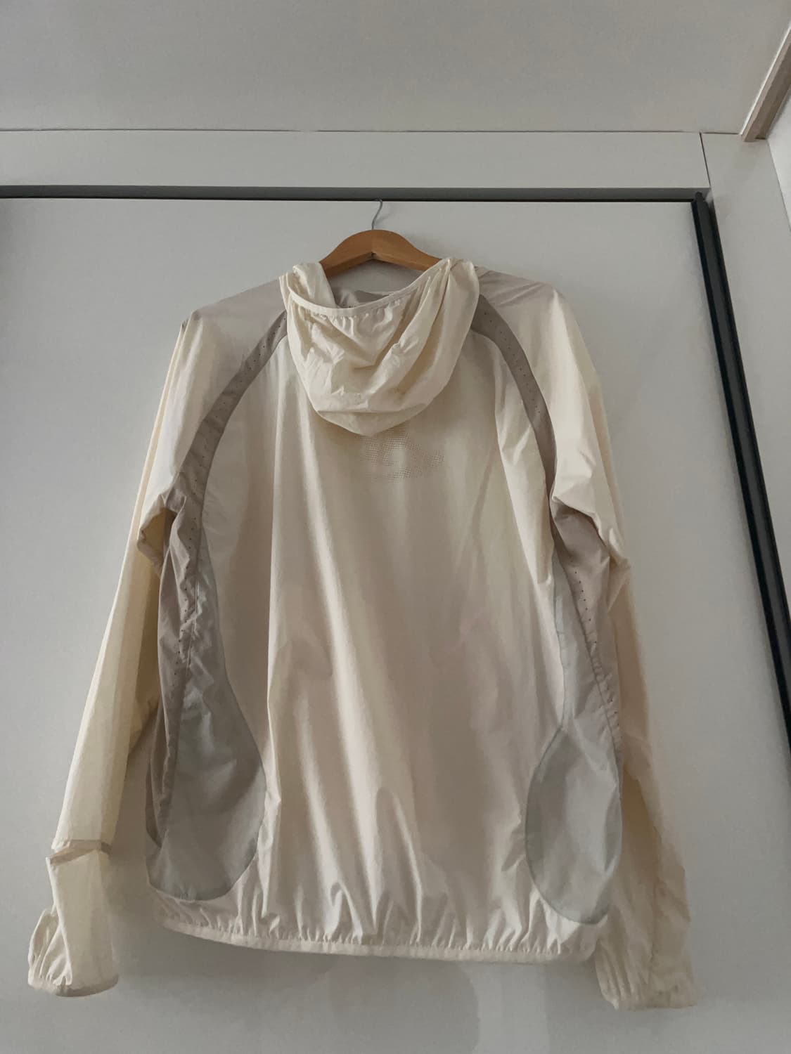 산산기어 러닝 자켓 아이보리 2사이즈 팝니다! 상품이미지4