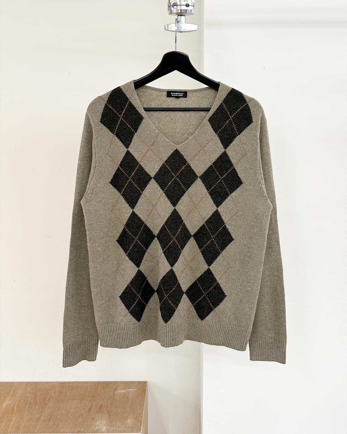 버버리 블랙라벨 카키 아가일패턴 브이넥 니트  상품이미지1