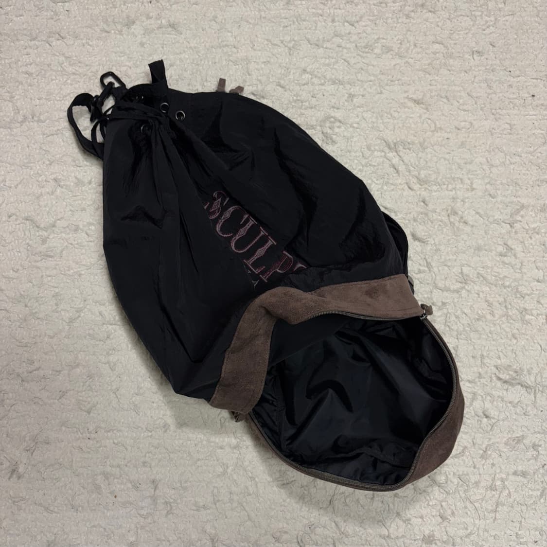 SCULPTOR Bucket-Style Messenger Bag 상품이미지7