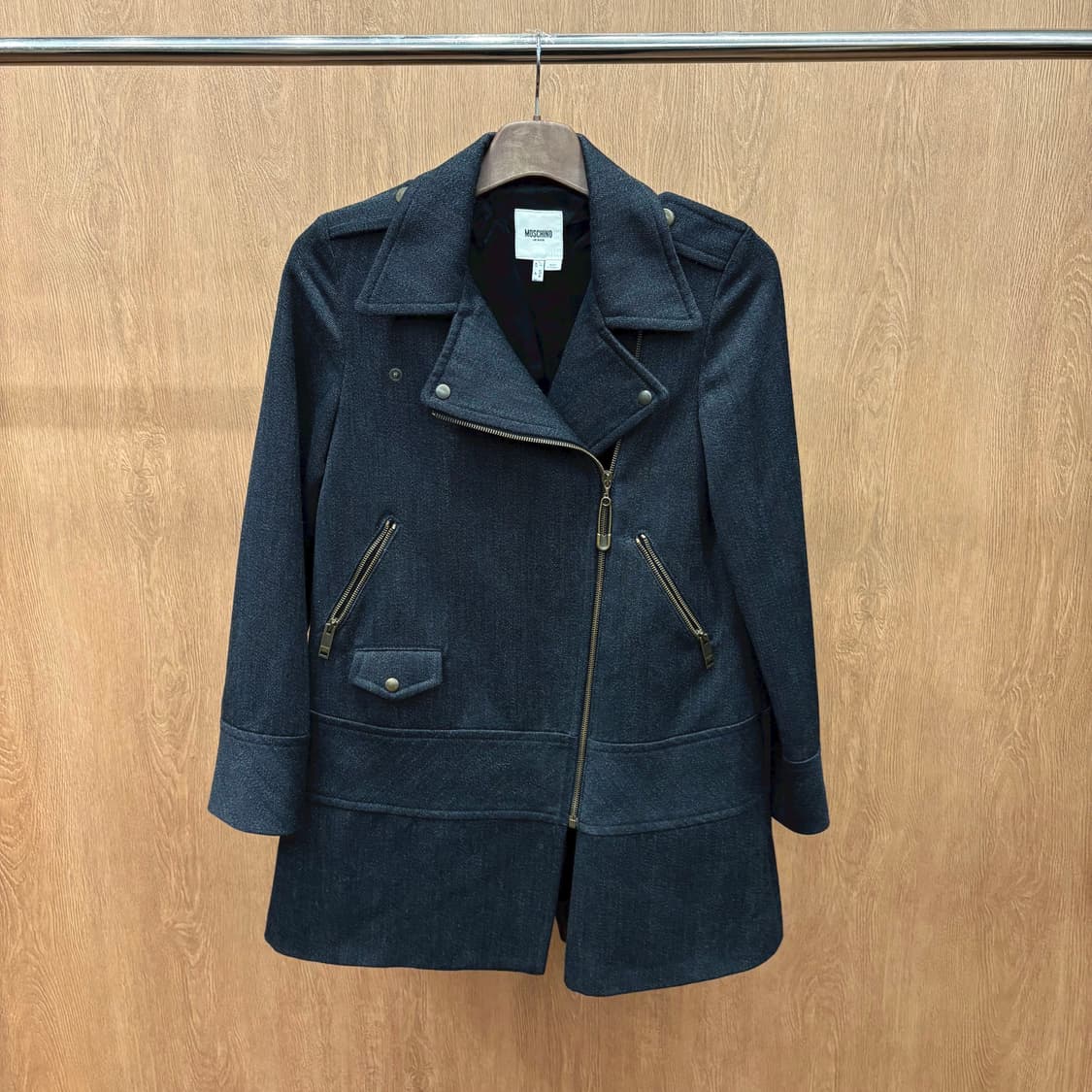 모스키노 진스 울 블렌드 클래식 모토 자켓 사선 지퍼 견장 디테일 블랙 상품이미지2