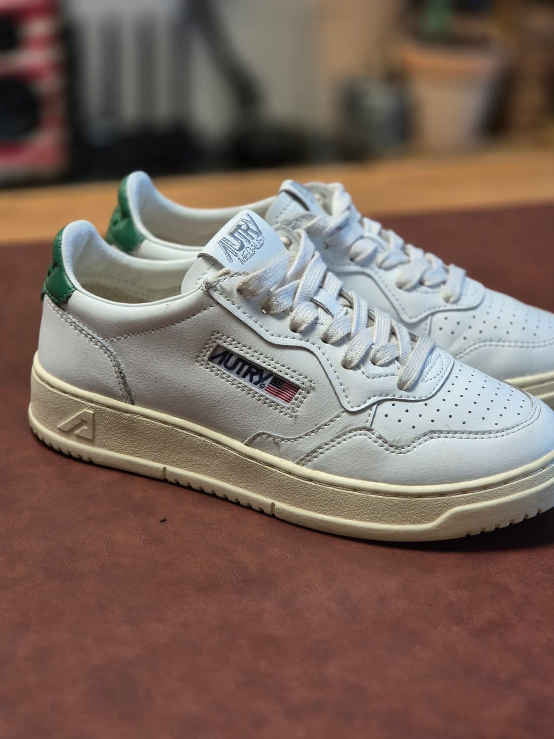 235-240 (37)오트리 메달리스트 로우 스니커  상품이미지3