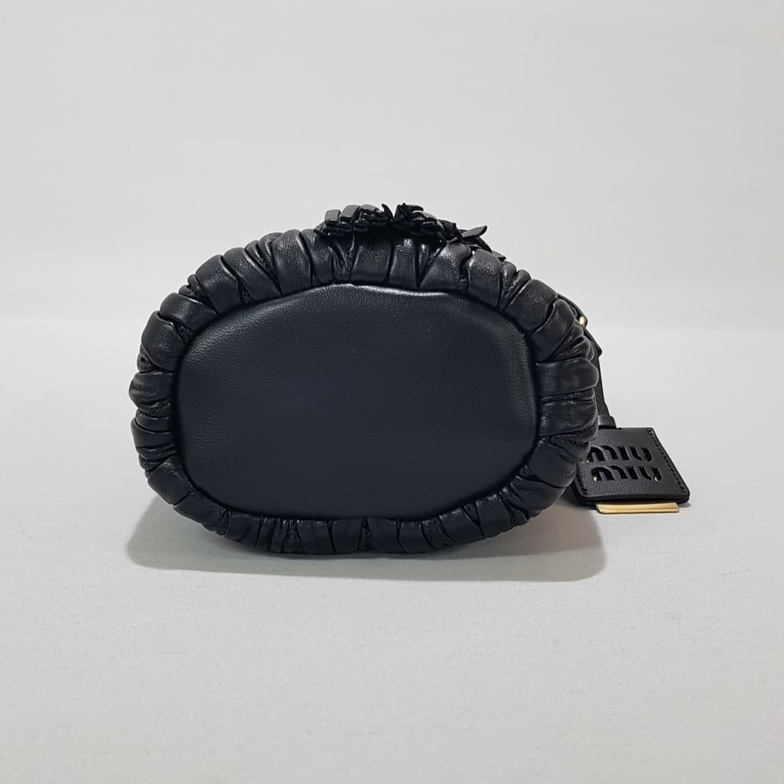 미우미우 마테라쎄 나파 레더 버킷백 5BE085 상품이미지6