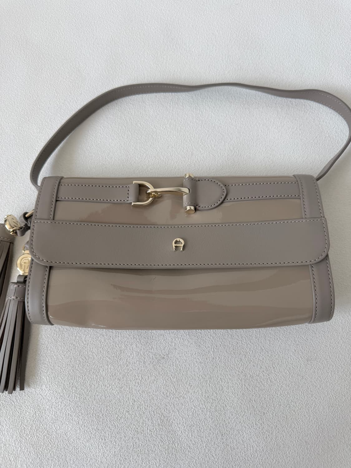 아이그너(AIGNER) 에나멜 레더 숄더백 상품이미지2