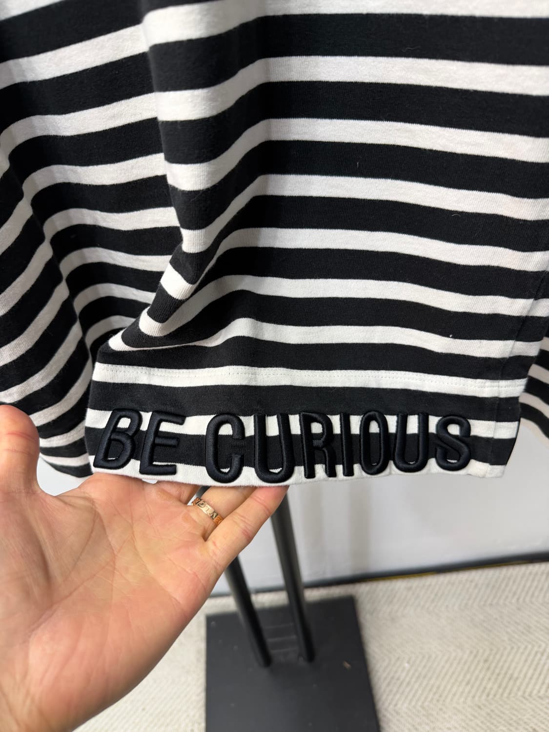 정품) 준지 오버핏 자수 레터링 긴팔티 44 상품이미지6