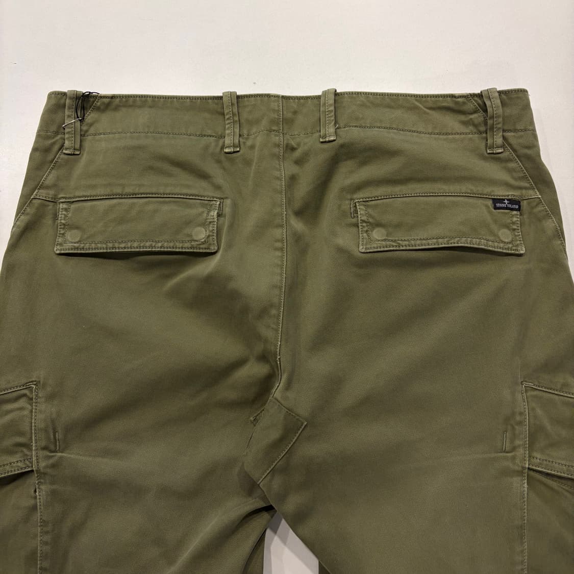[33] 스톤아일랜드 자수 사선 카고 포켓 팬츠 카키 D859 상품이미지3