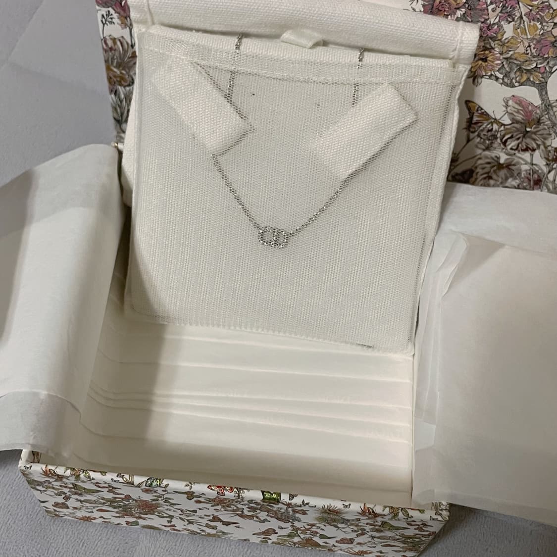 디올 클레어디룬 cd 목걸이 풀박스 (정품 보증서 포함) 상품이미지3