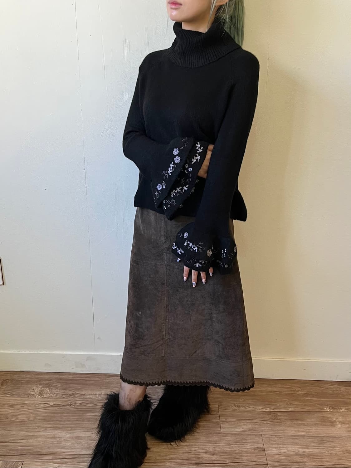 QUEENS COURT 핸드 플라워 터틀넥 상품이미지5