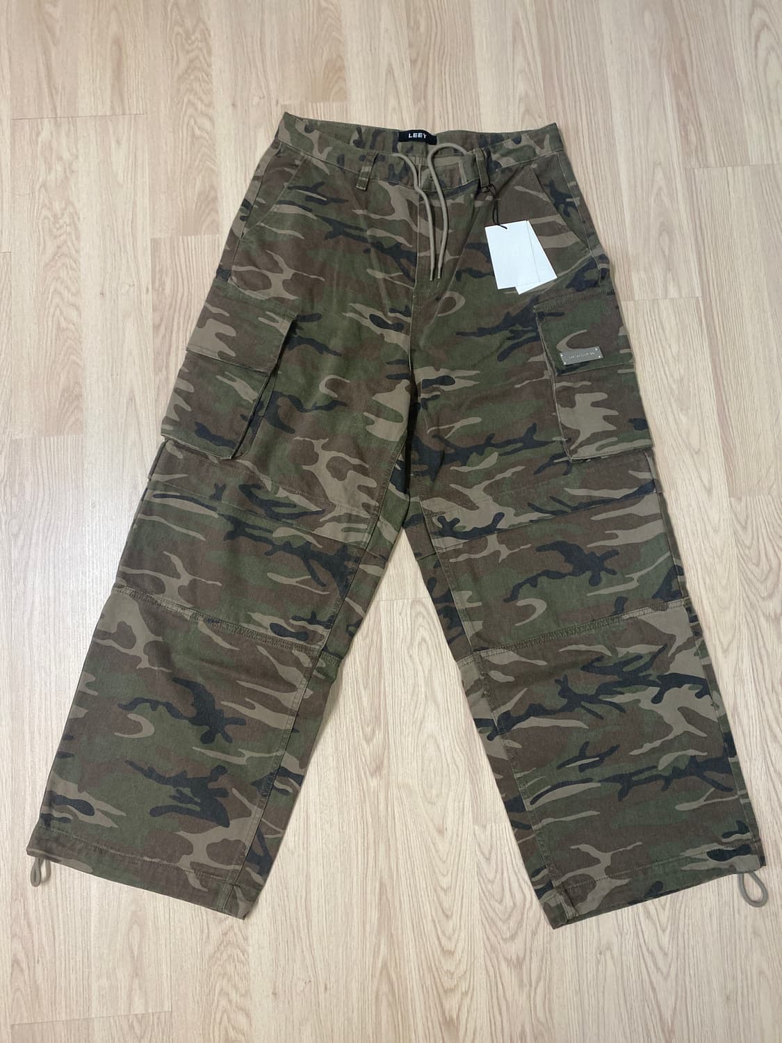 엘이이와이(LEEY)CAMO POCKET CARGO PANTS KHAKI 상품이미지3
