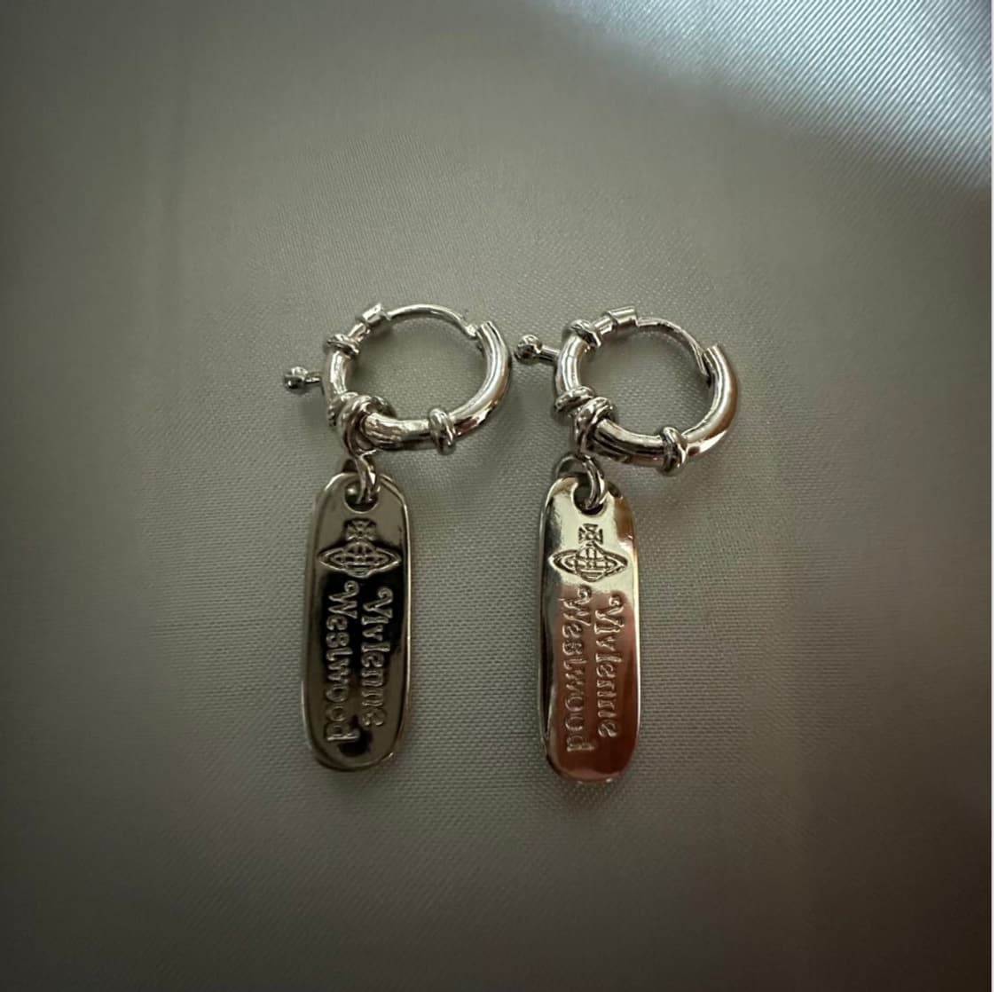 비비안웨스트우드 아카이브 레터링 orb 각인 드롭 링귀걸이 상품이미지2