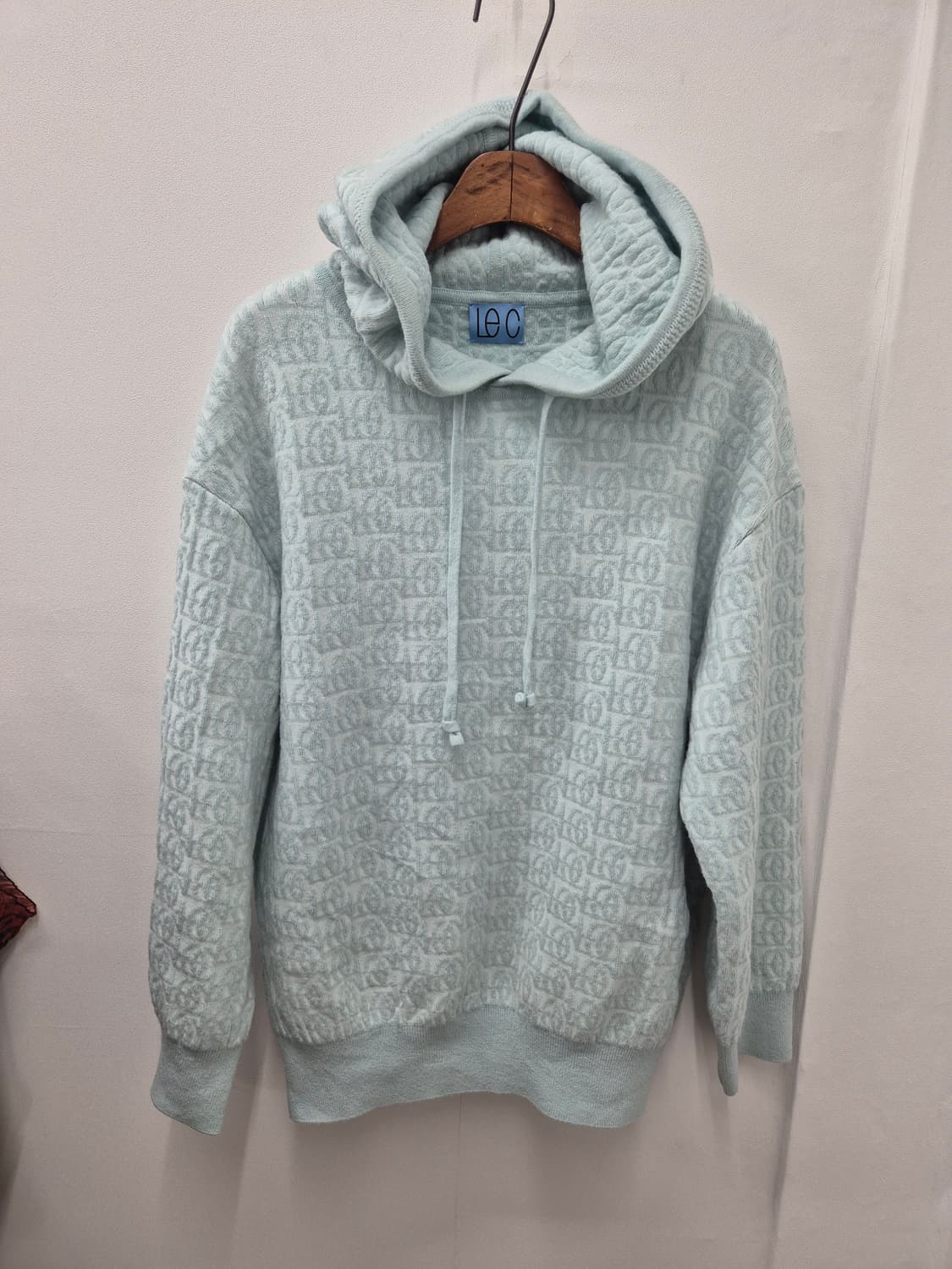 LE CASHMERE 브랜드의 후드 
- 색상은 은은한 하늘색입 상품이미지1