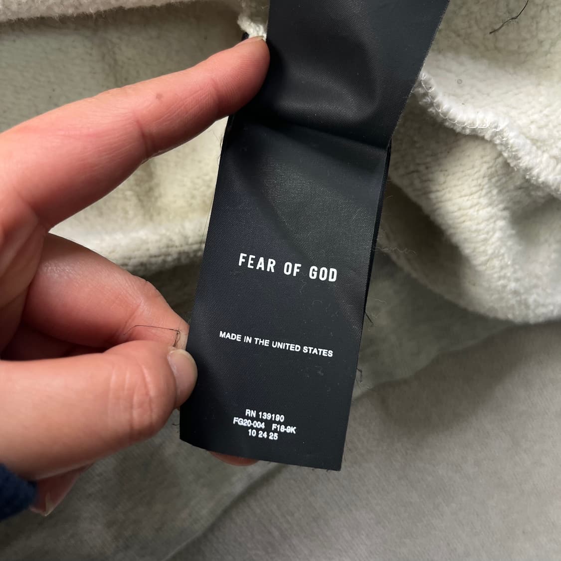 105 피오갓 에센셜 모나크 fg 로고 크림 후드티 상품이미지6