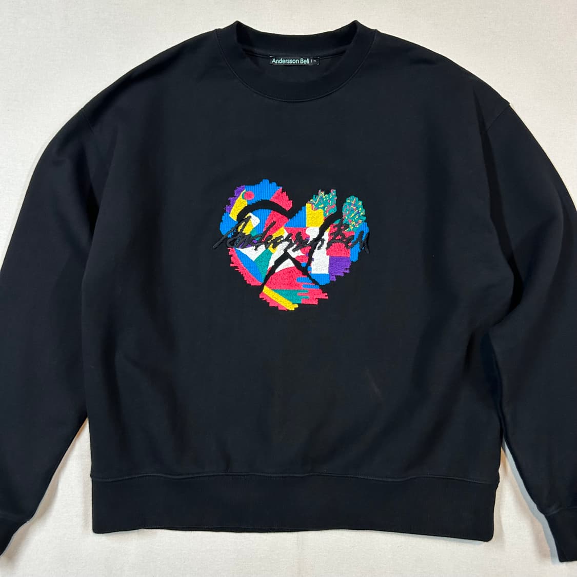 XL) 앤더슨벨 블랙 하트 자수 로고 맨투맨 상품이미지2