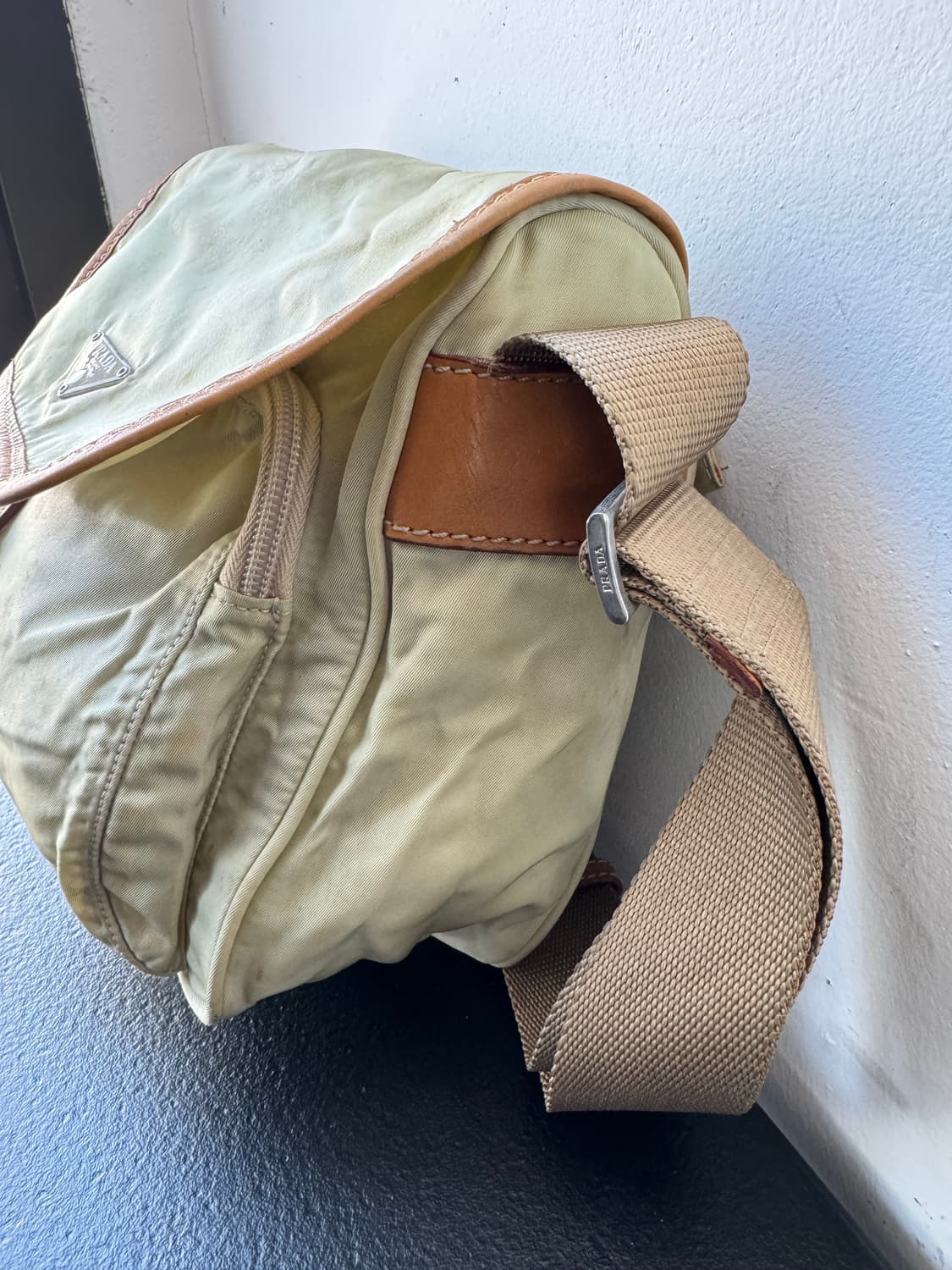 프라다 포코노 크로스백(정품) 상품이미지3