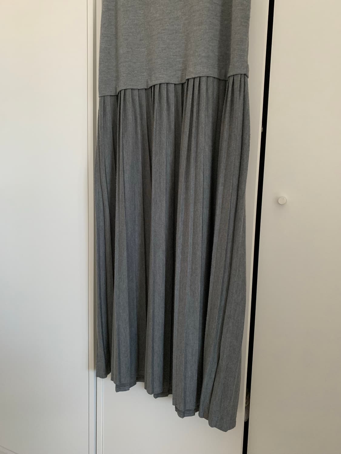 그레이 핀턱 슬리브리스 원피스 상품이미지4