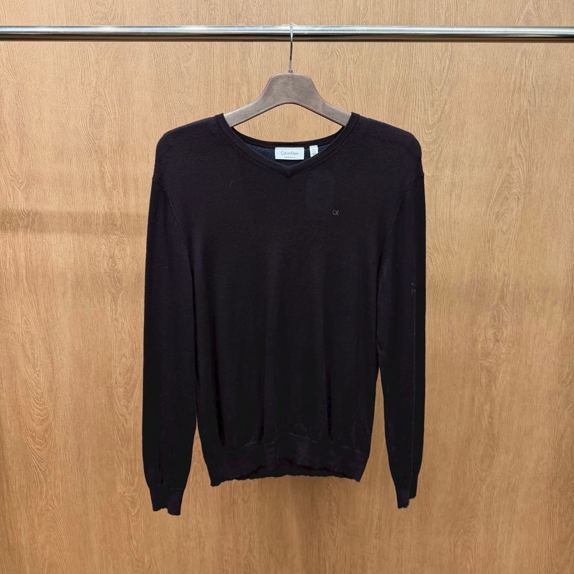 캘빈클라인 브이넥 울 니트 무지 로고 자수 디테일 레귤러핏 와인 상품이미지2