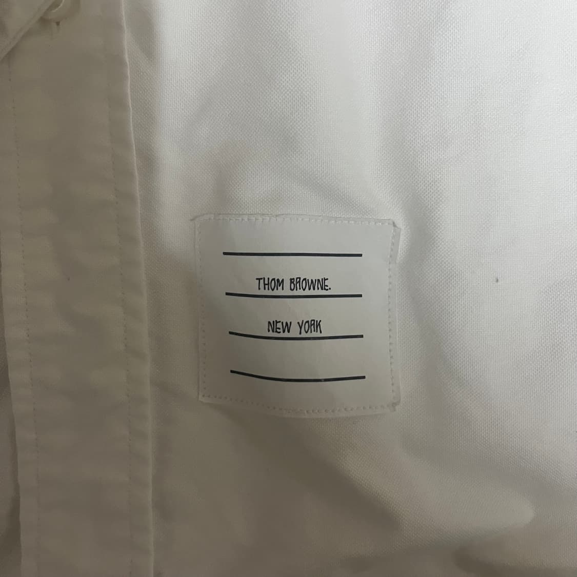 [3]톰브라운 트리콜로 암밴드 화이트셔츠 상품이미지3