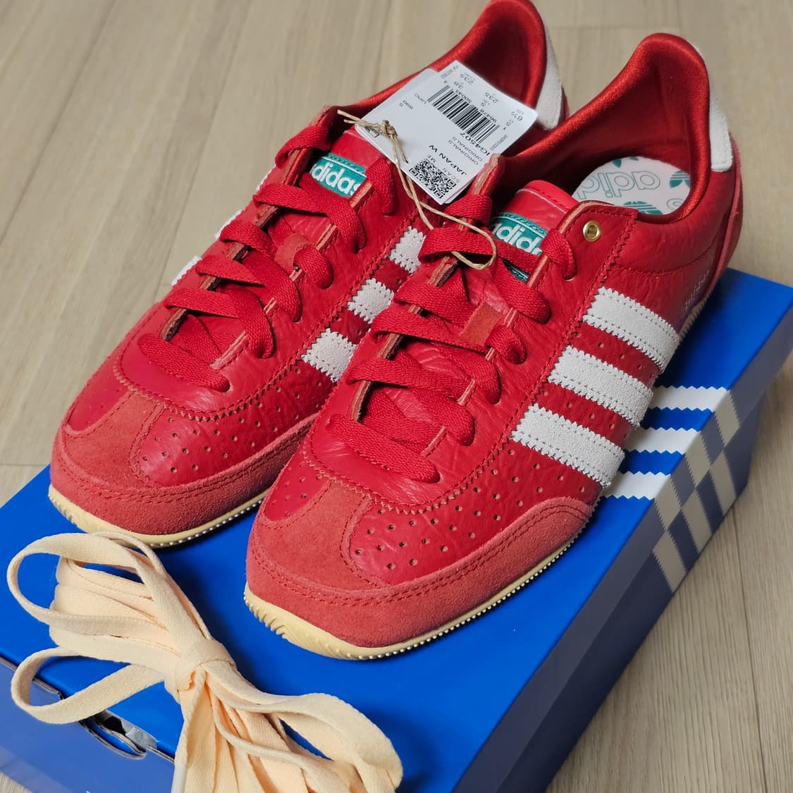 235 새제품) 아디다스 재팬 슈즈 베러 스칼렛 오프 화이트 IG4507 상품이미지4