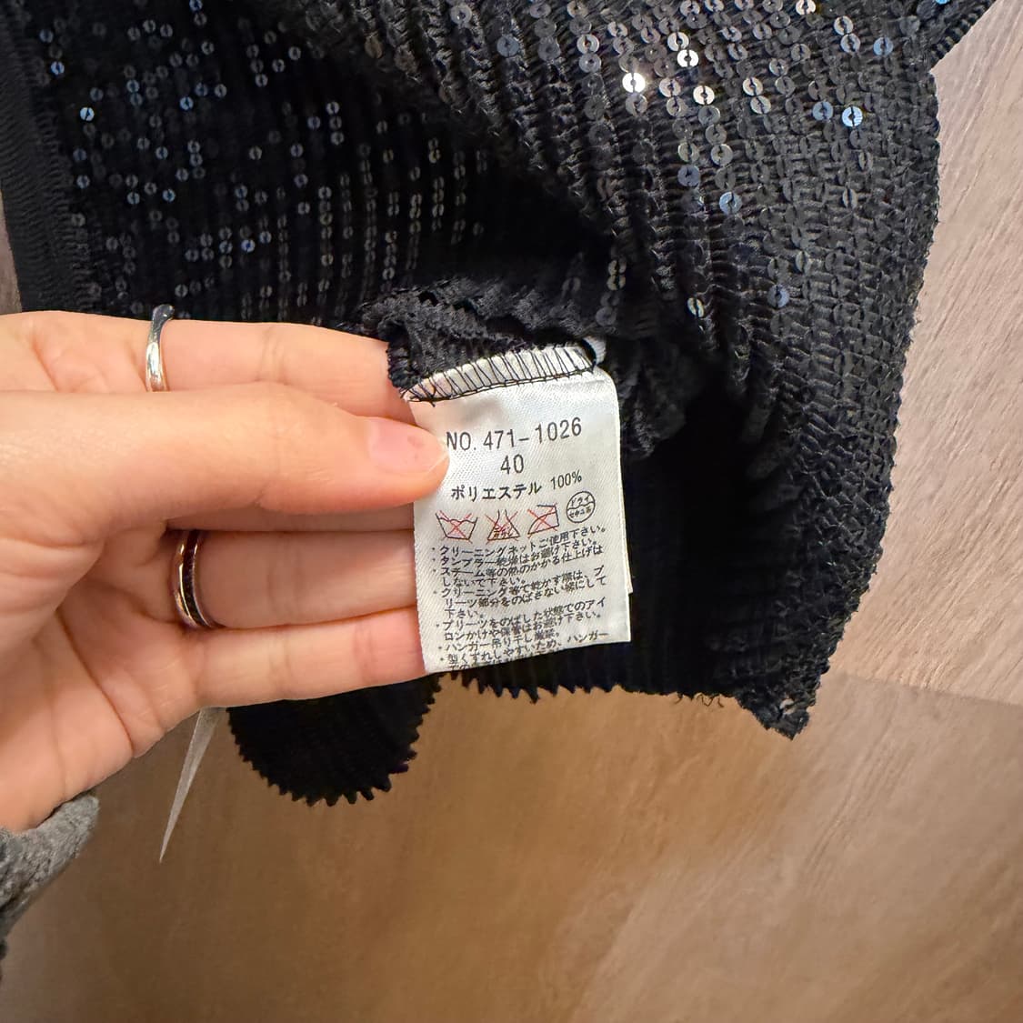 스피치오 라운드넥 슬리브리스 탑 스팽글 플리츠 디테일 블랙 상품이미지5