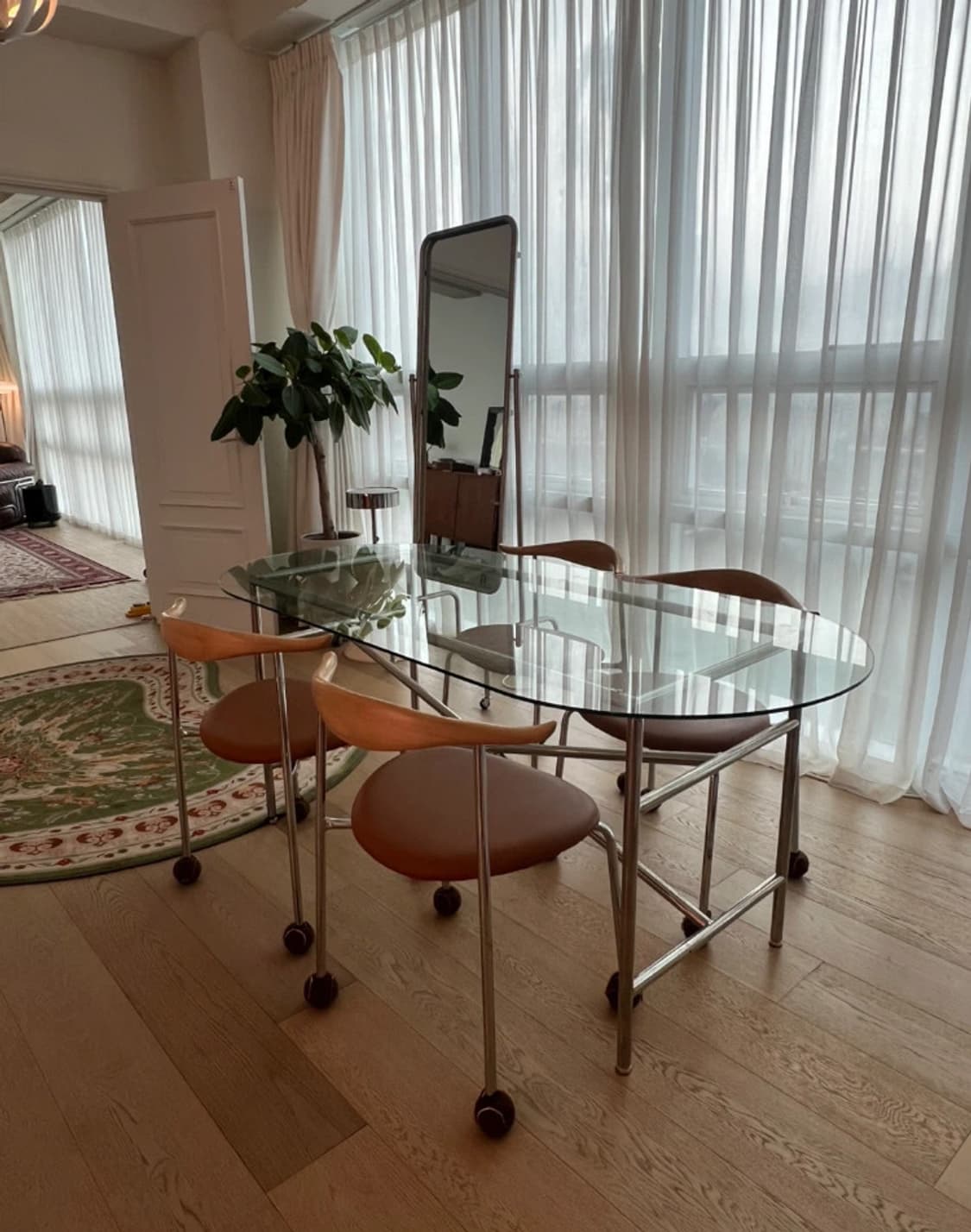 인테리어 가구.소가죽 의자 원스플레이스 앵거 체어 PU 카우 의자 브라운 상품이미지2