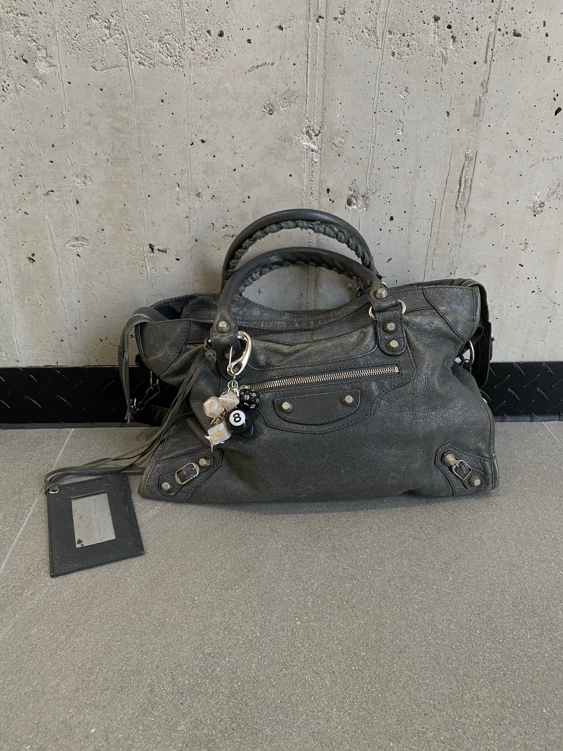 발렌시아가 모터백 상품이미지1