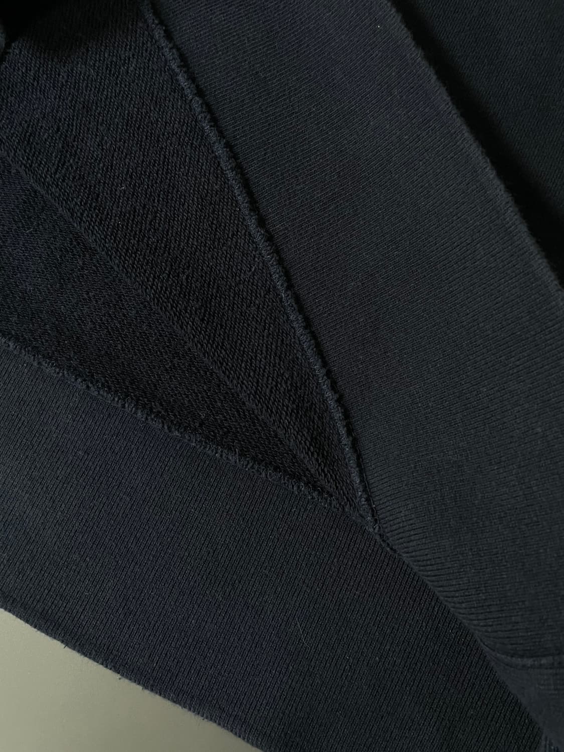 [4] 톰브라운 사선 완장 맨투맨 스웻셔츠 상품이미지7