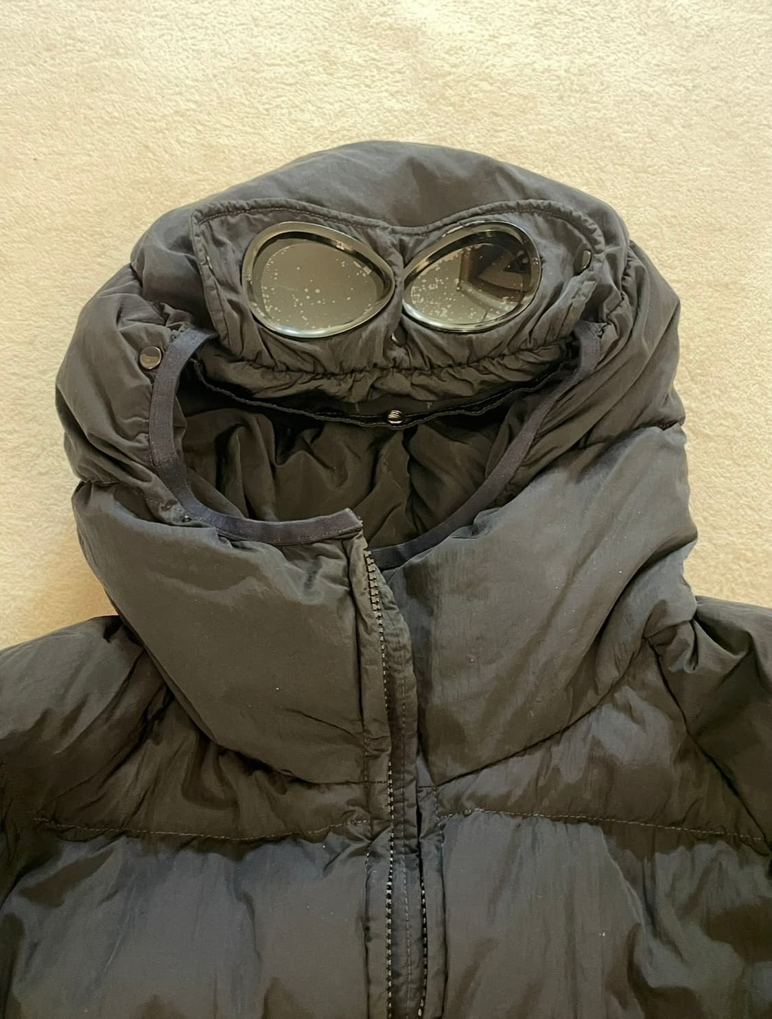 CP컴퍼니 에코크롬 R 후디드 다운 고글 자켓 네이비 (50) 상품이미지3