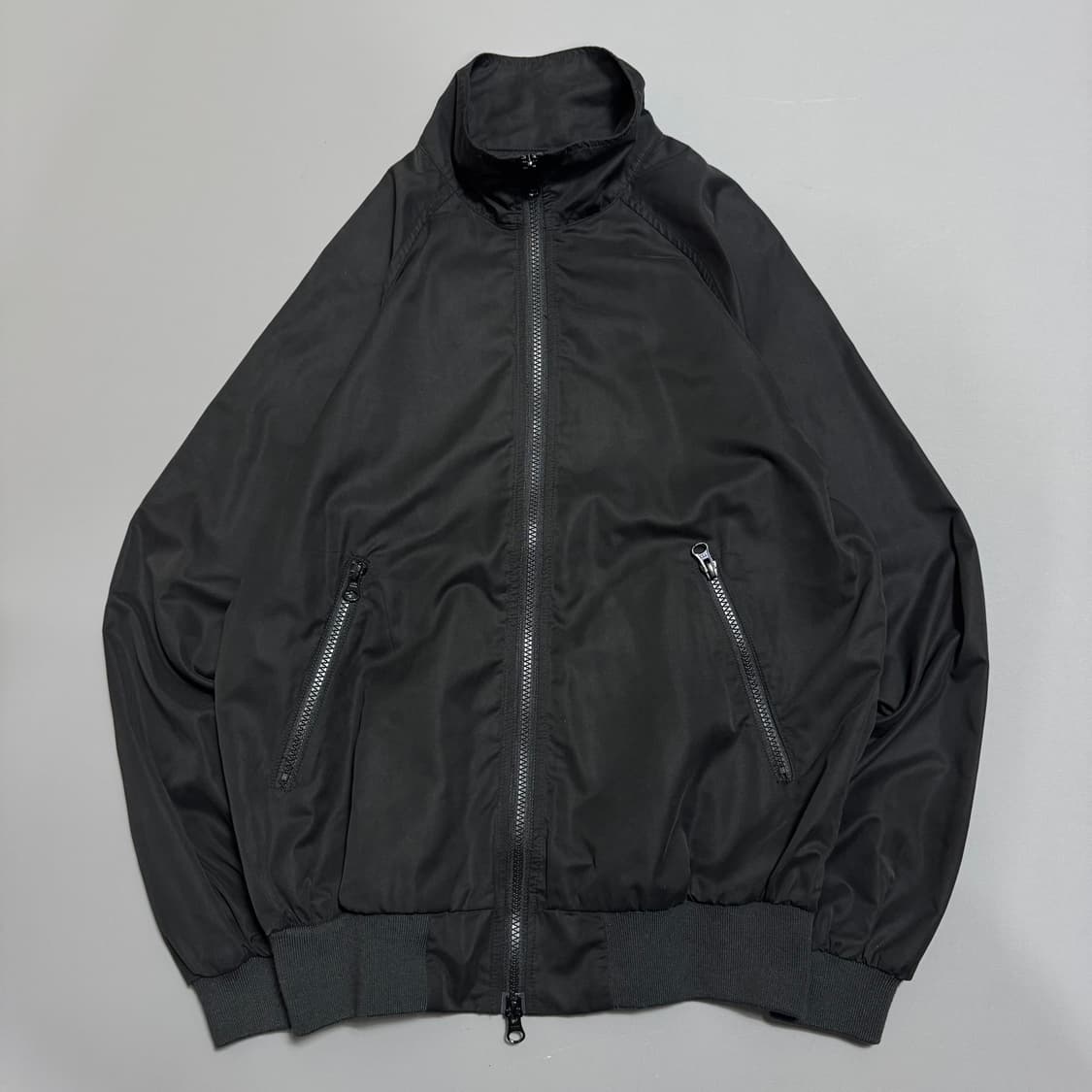 빔즈(BEAMS) 블랙컬러 폴리에스터 더블 집업 하이넥 테크 윈드브레이커 상품이미지6