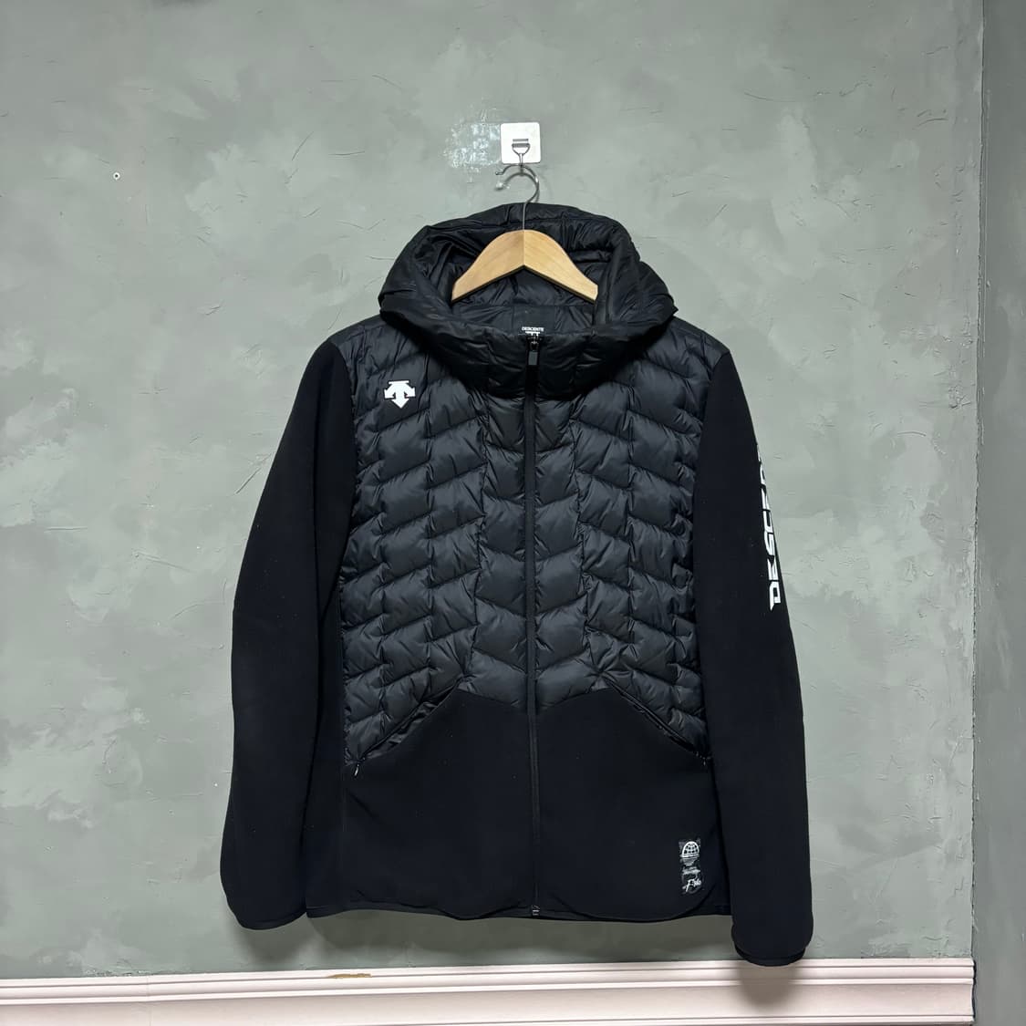 데상트 퀄팅 하이브리드 패딩 플리스 자켓 블랙 상품이미지1