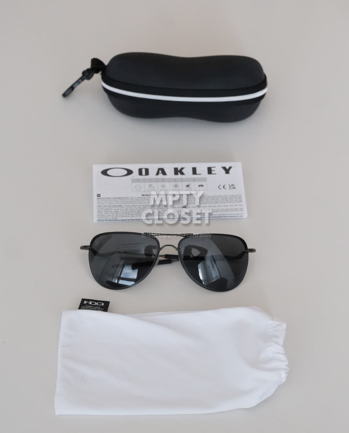 오클리 테일핀 Carbon / 그레이 편광 보잉선글라스 상품이미지1