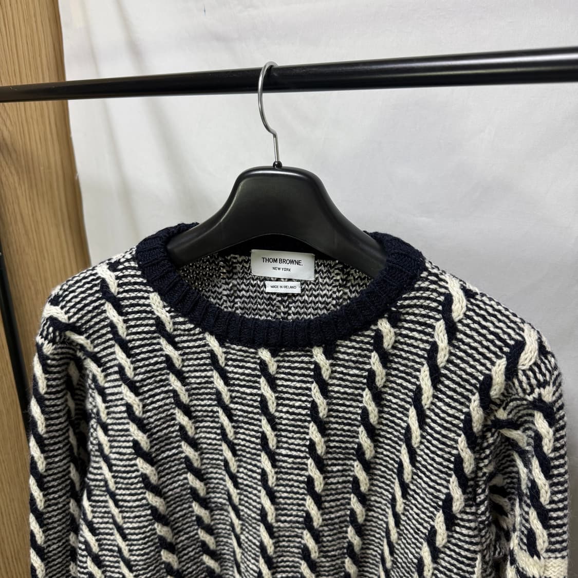 톰브라운 도네갈 바이컬러 트위스트 케이블 사선 풀오버 니트 상품이미지2