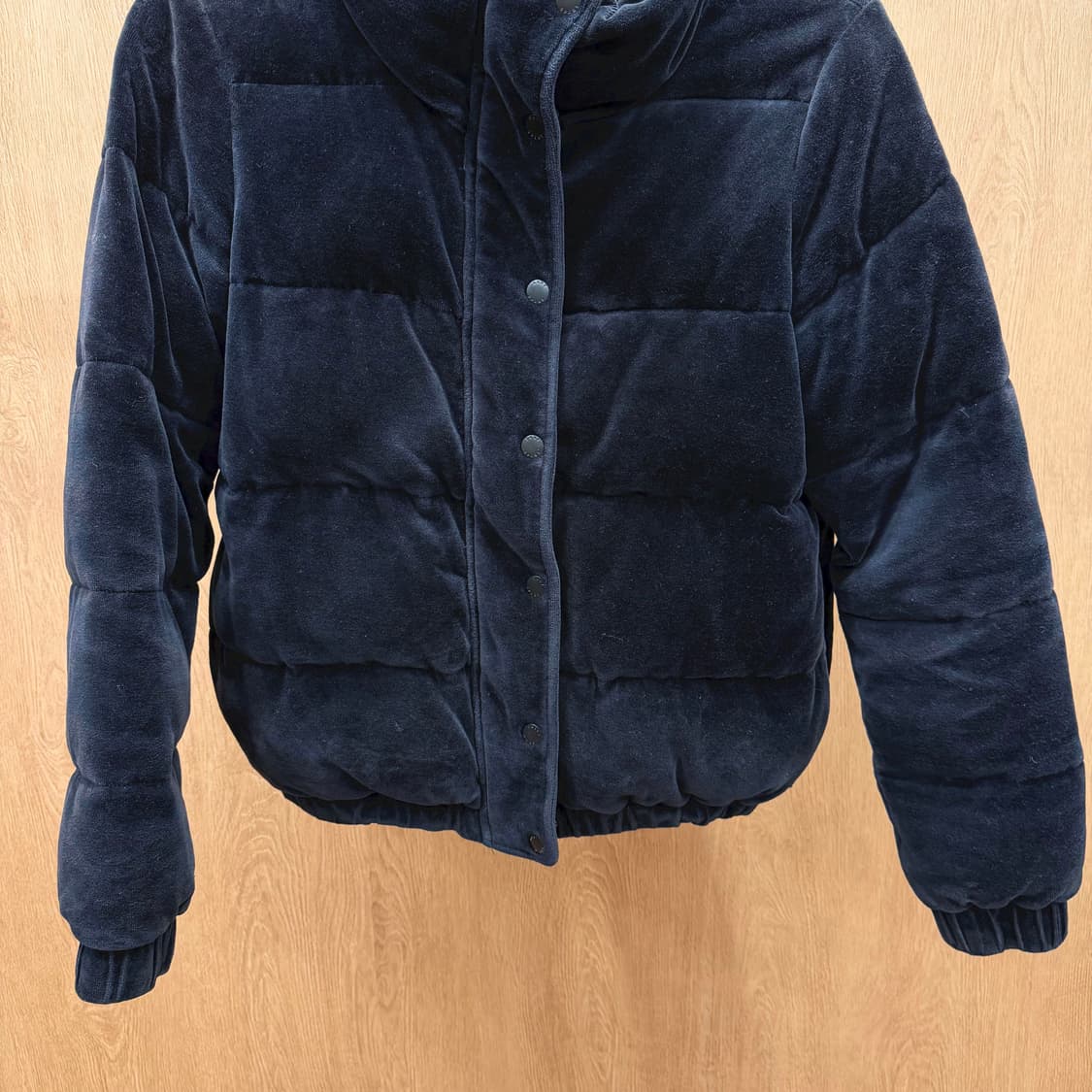 도나카란 뉴욕 스포츠 숏 패딩 점퍼 벨벳 퀄팅 빅 로고 패치 디테일 블랙 상품이미지5