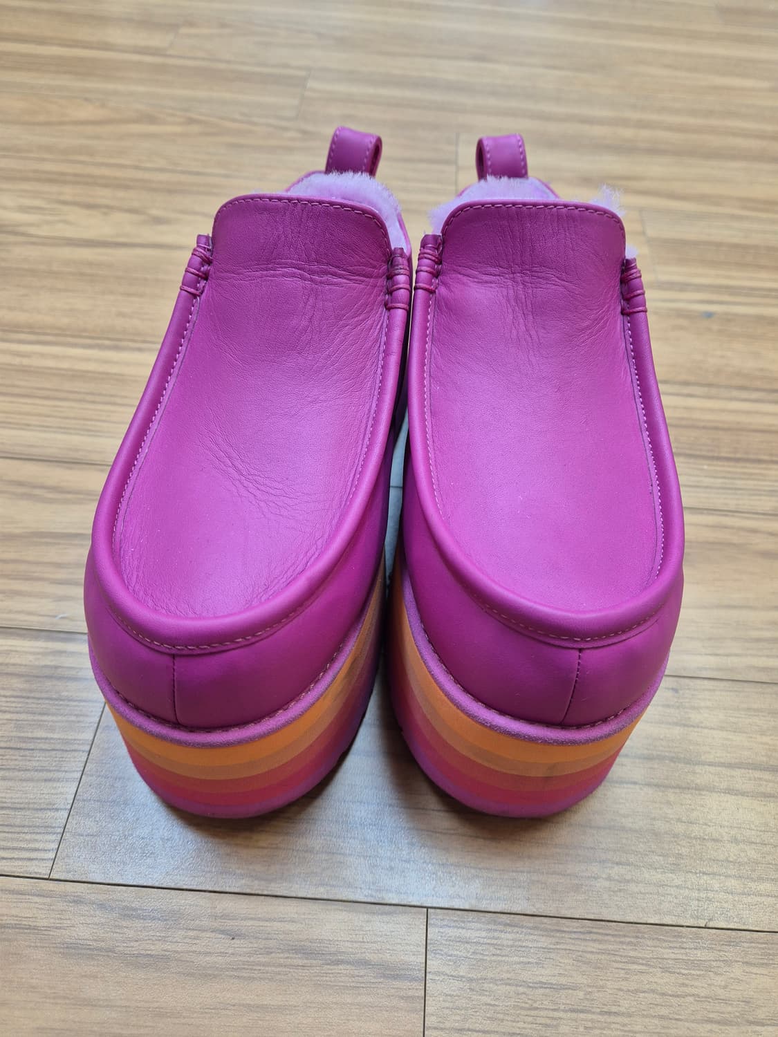 UGG의 핫핑크 모카신입니다
- 사이즈는 USW 7, UK 5, EU 3 상품이미지2