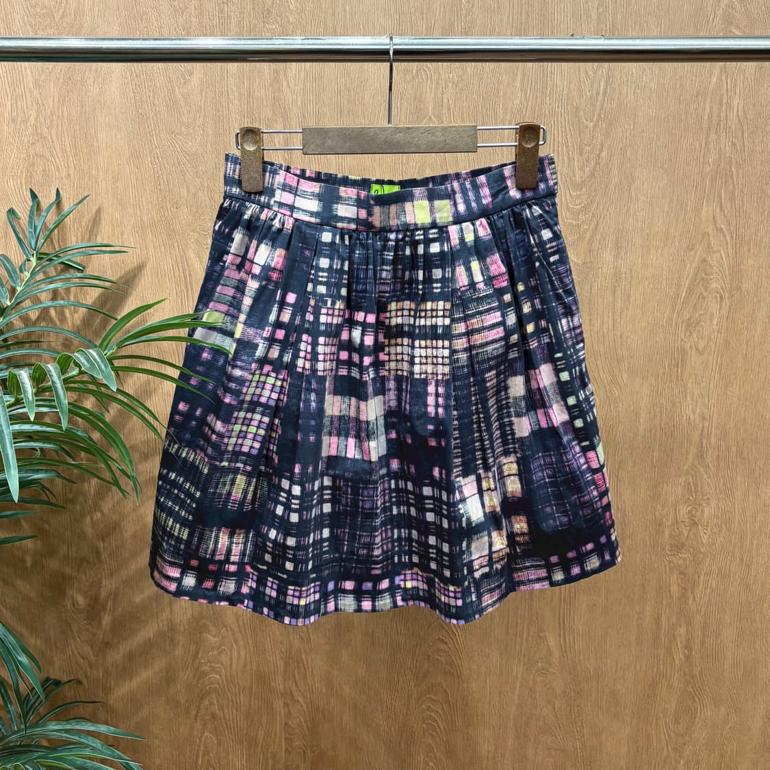 폴스미스 미디 스커트 멀티 블랙 체크 패턴 프린팅 디테일 플레어핏 핑크 상품이미지1